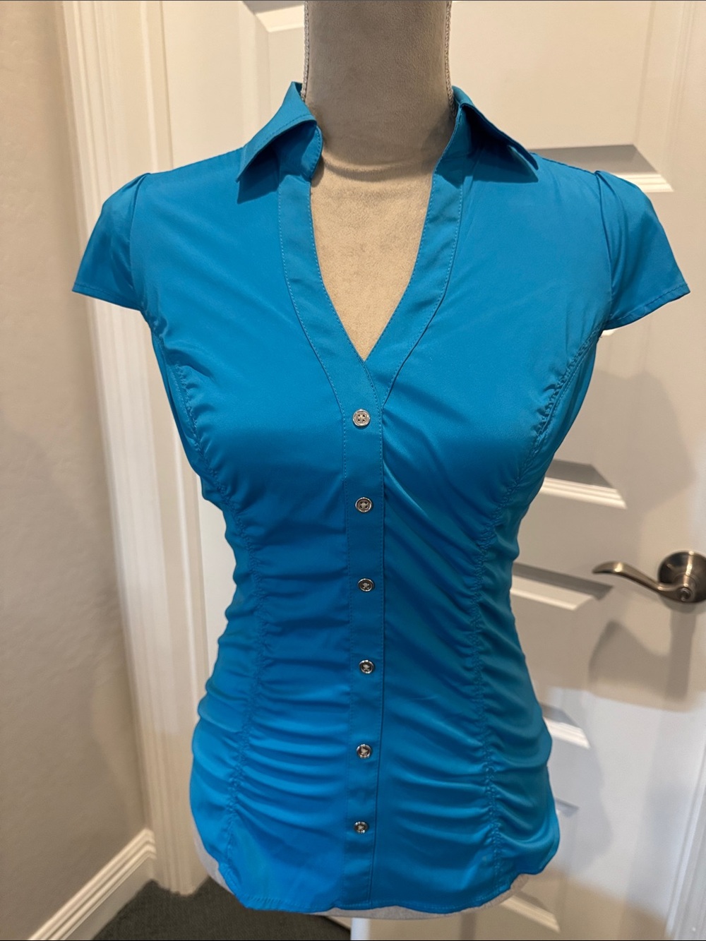 Express Vibrant Turquoise Ruched Cap-Sleeve Mock Button-Front Blouse
